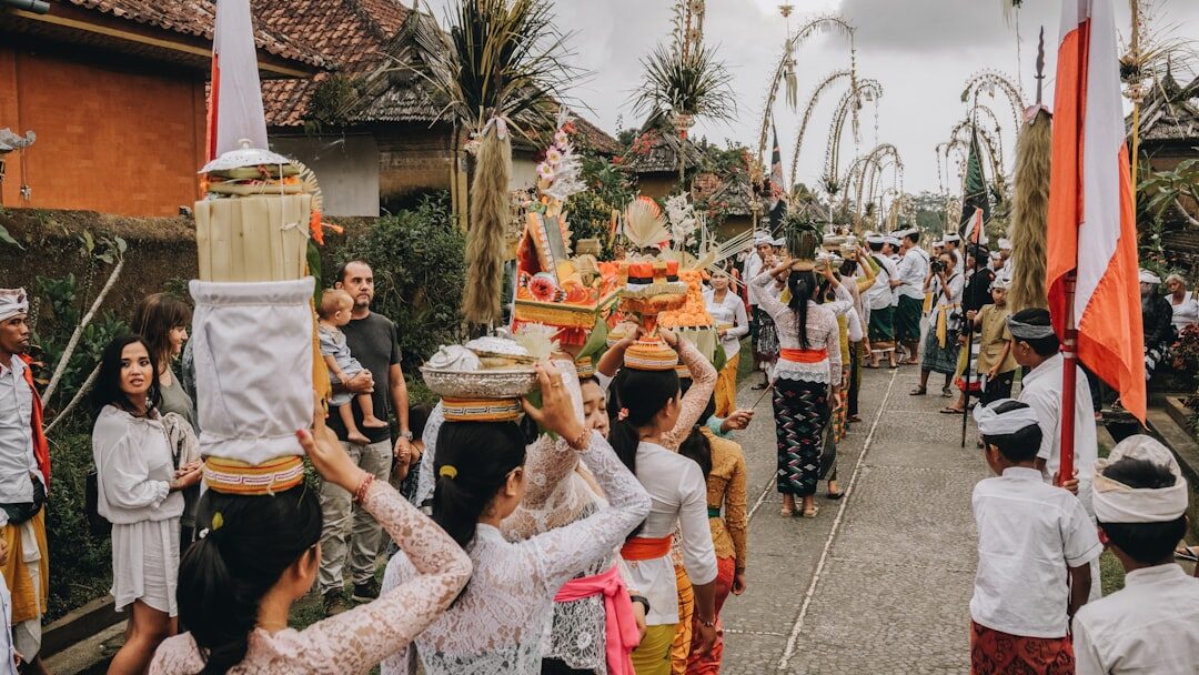 Heading to the temple in ceremonial dress — the everyday sight the dress code is drawn from. Tap any image for its source and licence.