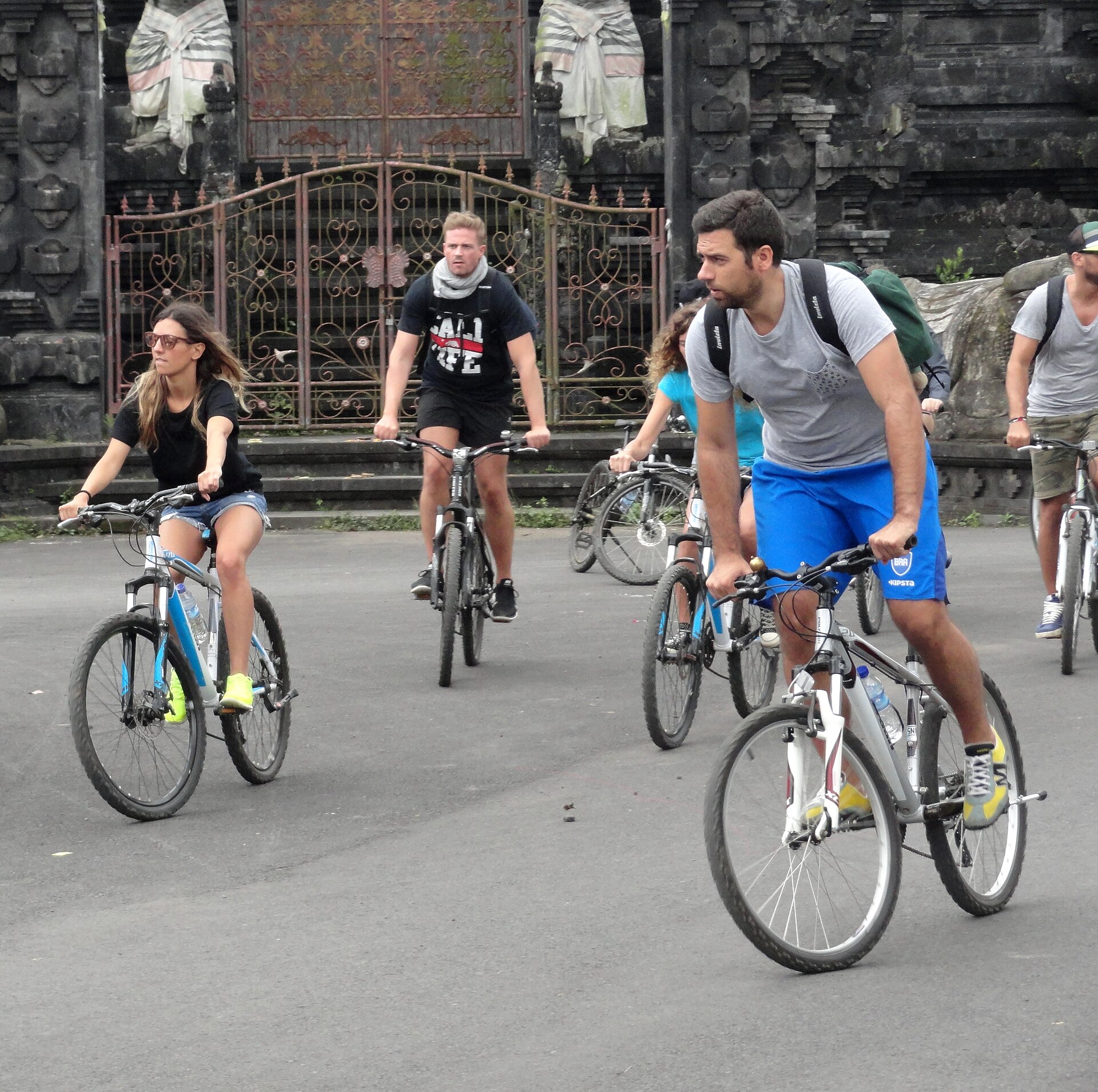Cyclists on the downhill route through the highlands
