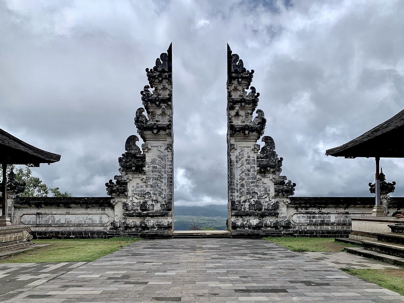 The split gate of Pura Penataran Agung, framing the slopes of Mount Agung dead centre — the real view behind the viral photo.