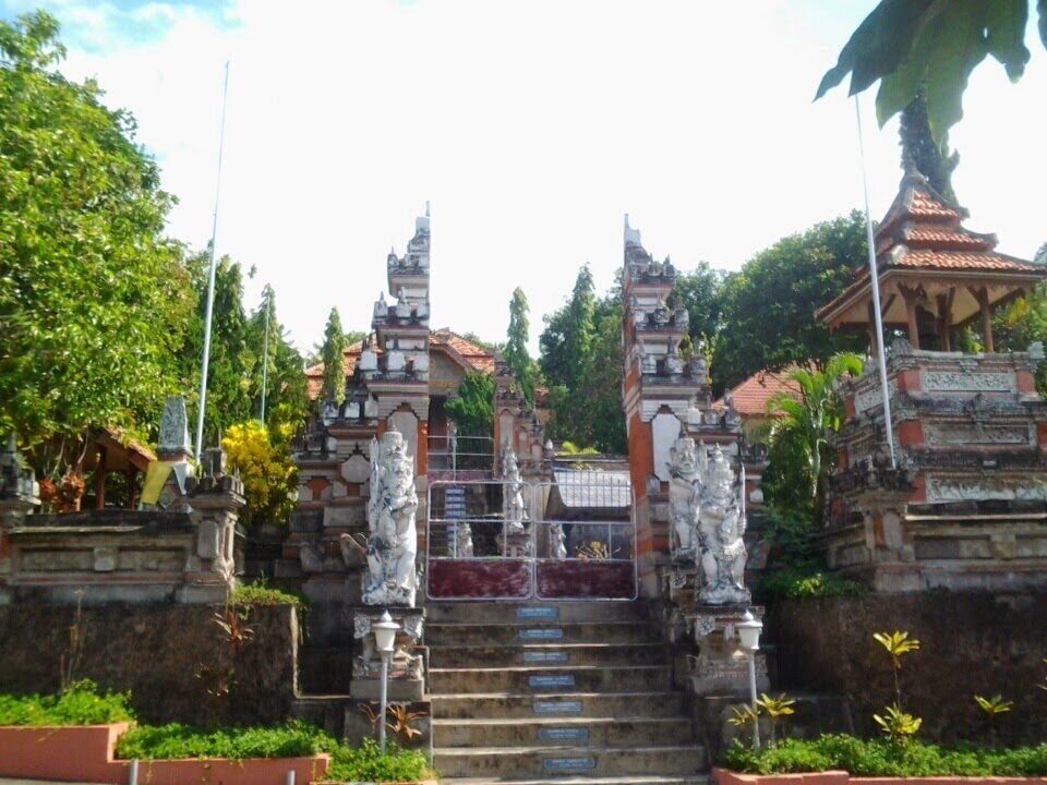The split-gate entrance to the Brahmavihara-Arama monastery.