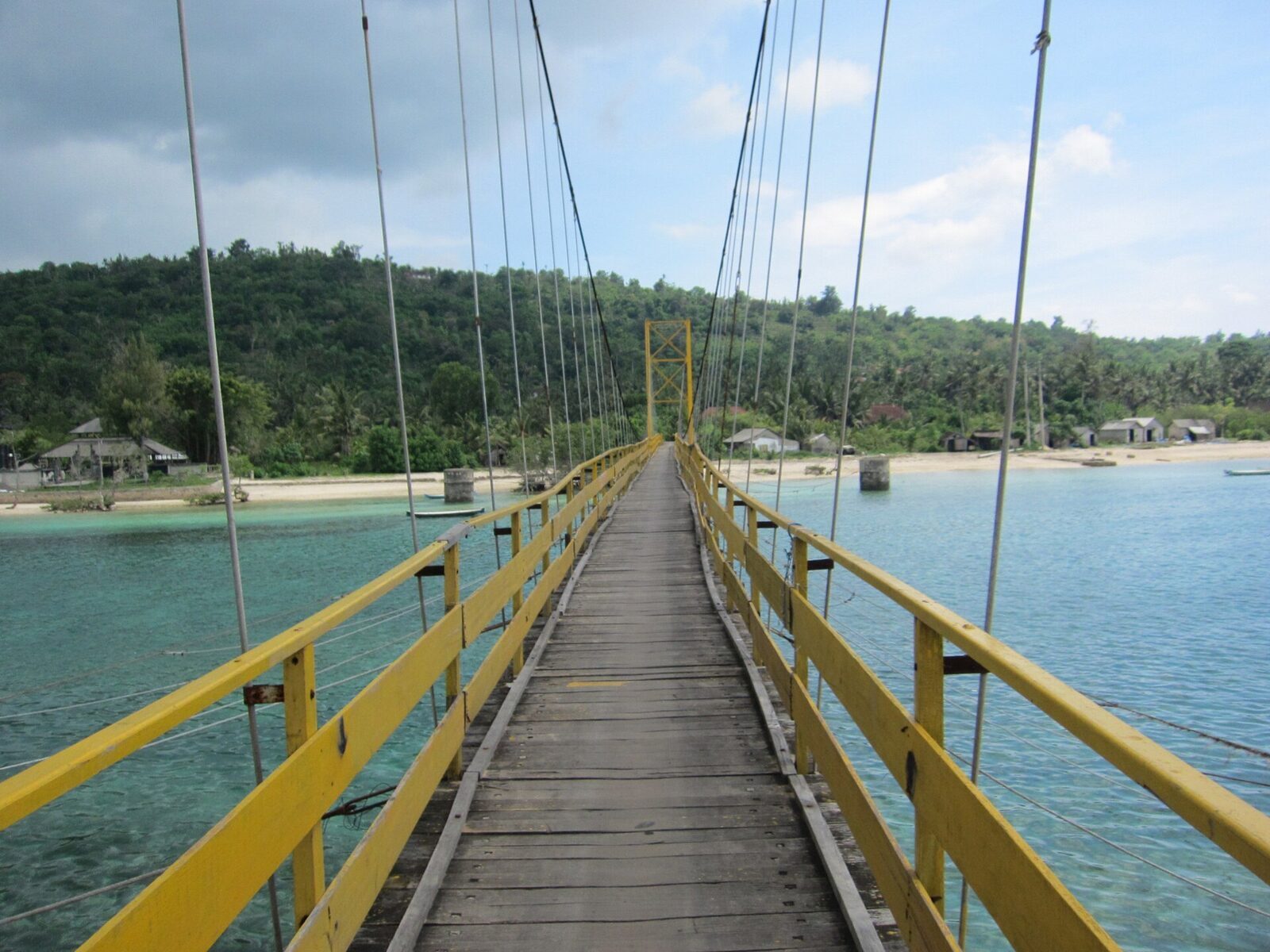 The Yellow Bridge — the rickety suspension crossing linking Lembongan to Nusa Ceningan.