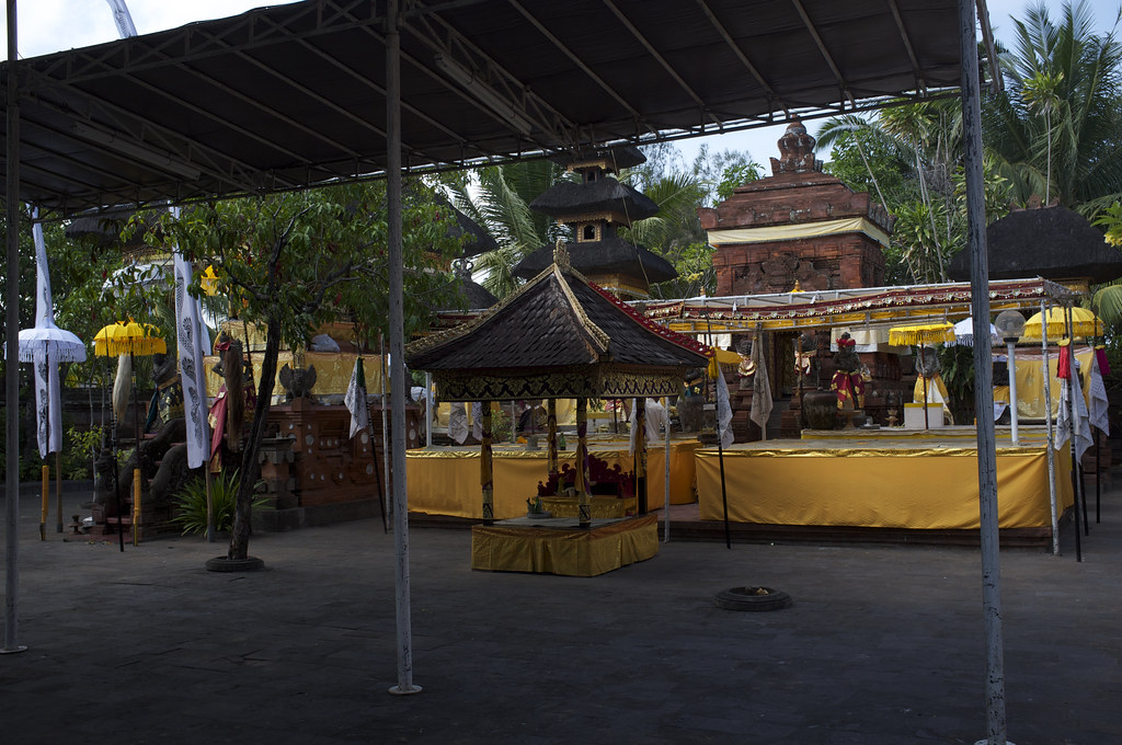 The split gate and courtyard of Pura Petitenget, Seminyak